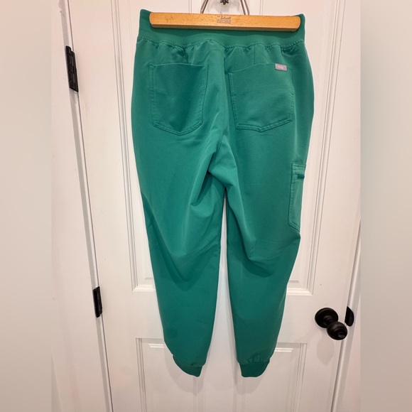 Figs Indocyanine Green Scrub Set- Medium Petite 💚 - Picture 3 of 14